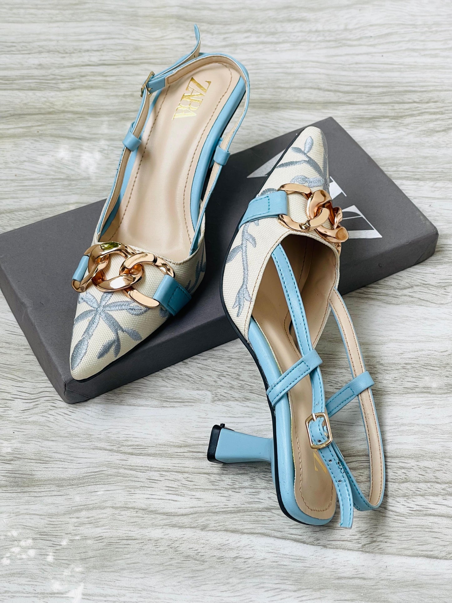 Leaf pattern buckle heel