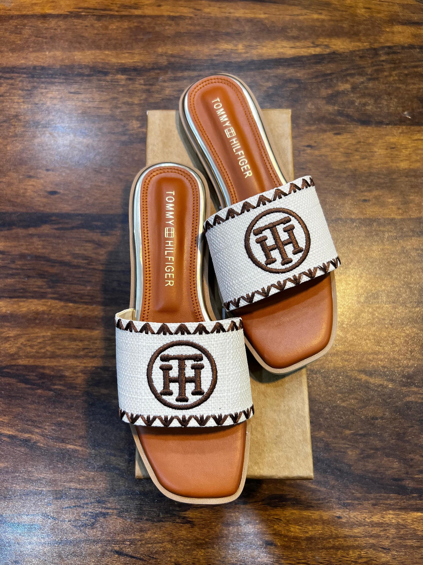 Tory log embroidery  flats