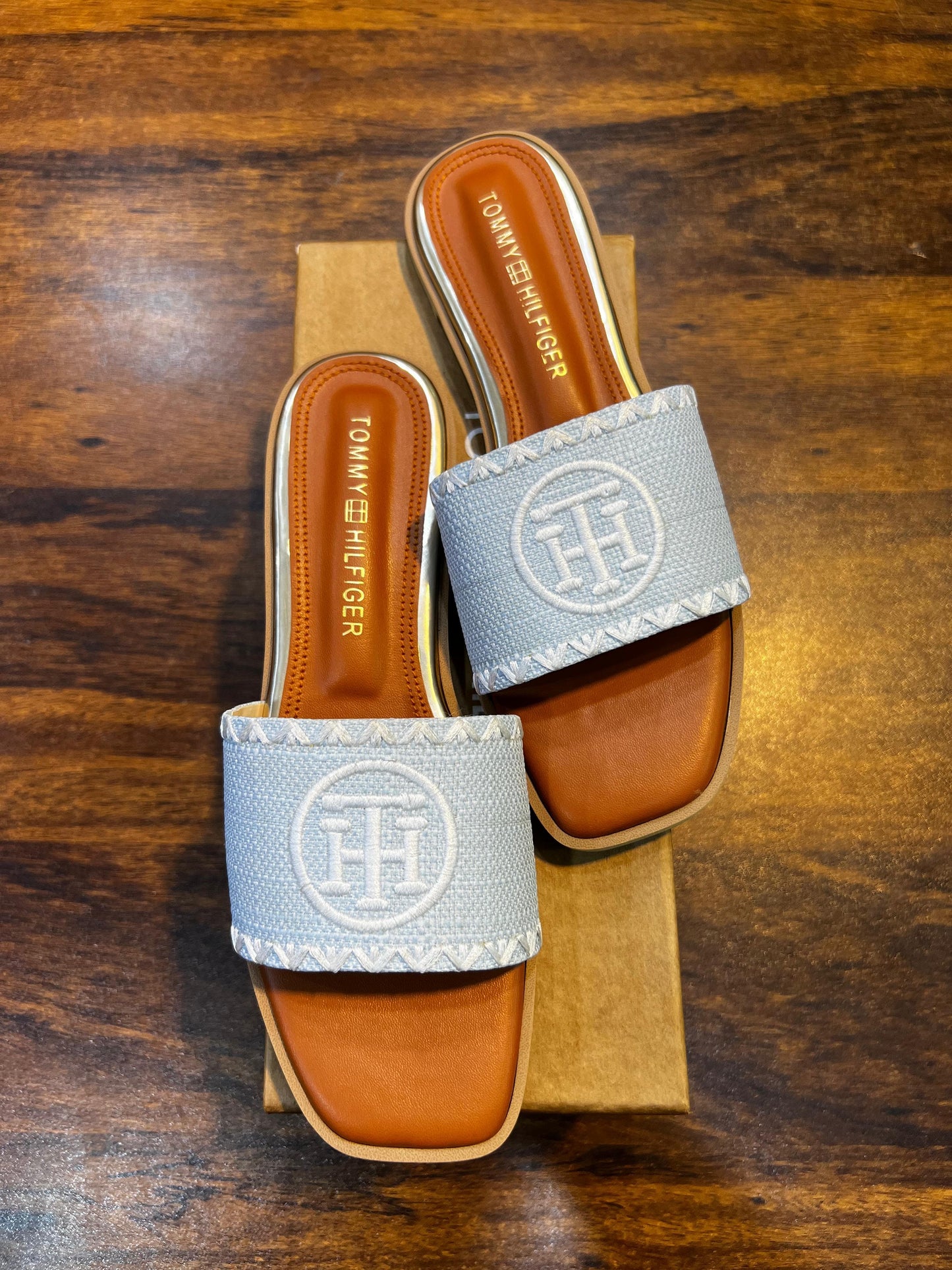 Tory log embroidery  flats